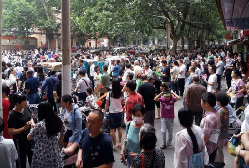 2005年独臂父亲参加家长会被笑话，校长发现父亲是救命恩人后下跪