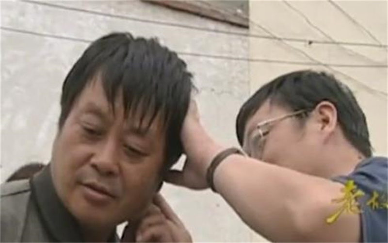 2002年女儿喊陌生男子爸爸，父亲接到男子电话：我看看咱俩有多像