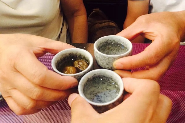 中国有句老话讲：“酒为百药长”，每天“小酌二两”，会发生啥？