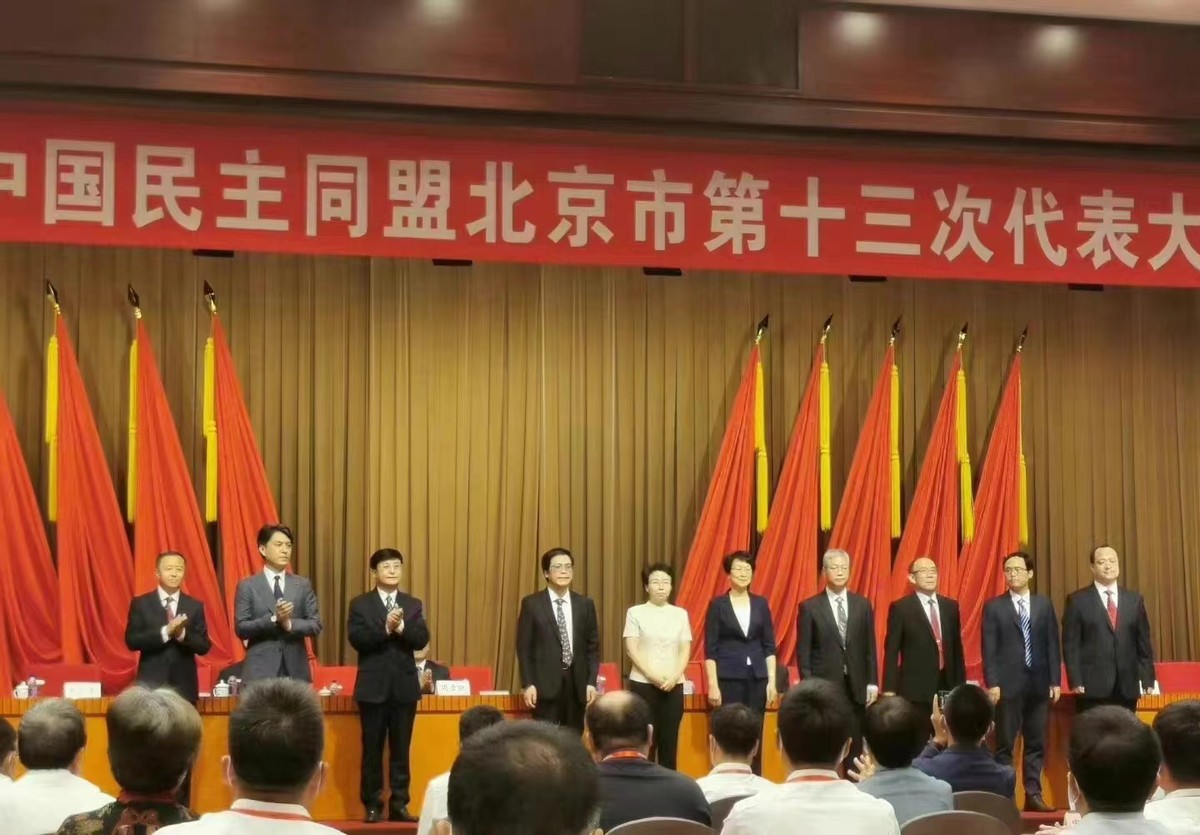 靳東真的要開掛！變市委副主委開大會，穿西裝和其他領導人坐一起
