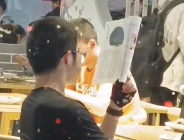 安徽一男大学生在食堂学习，评论区却充满嘲讽，努力给谁看呢？