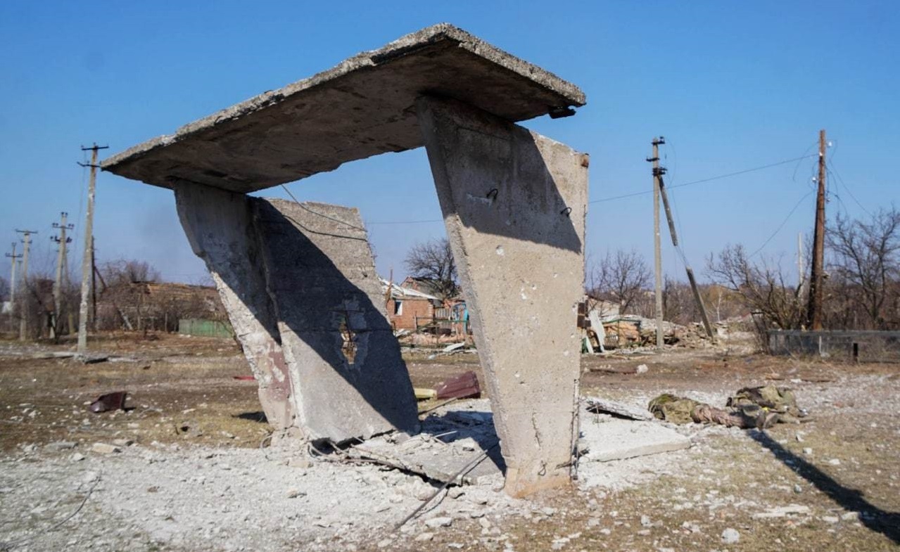 ����Ӫ��ʬ��ͷ���𣬶���ͳһ����װ�����ߣ�����˳��������ʬ��