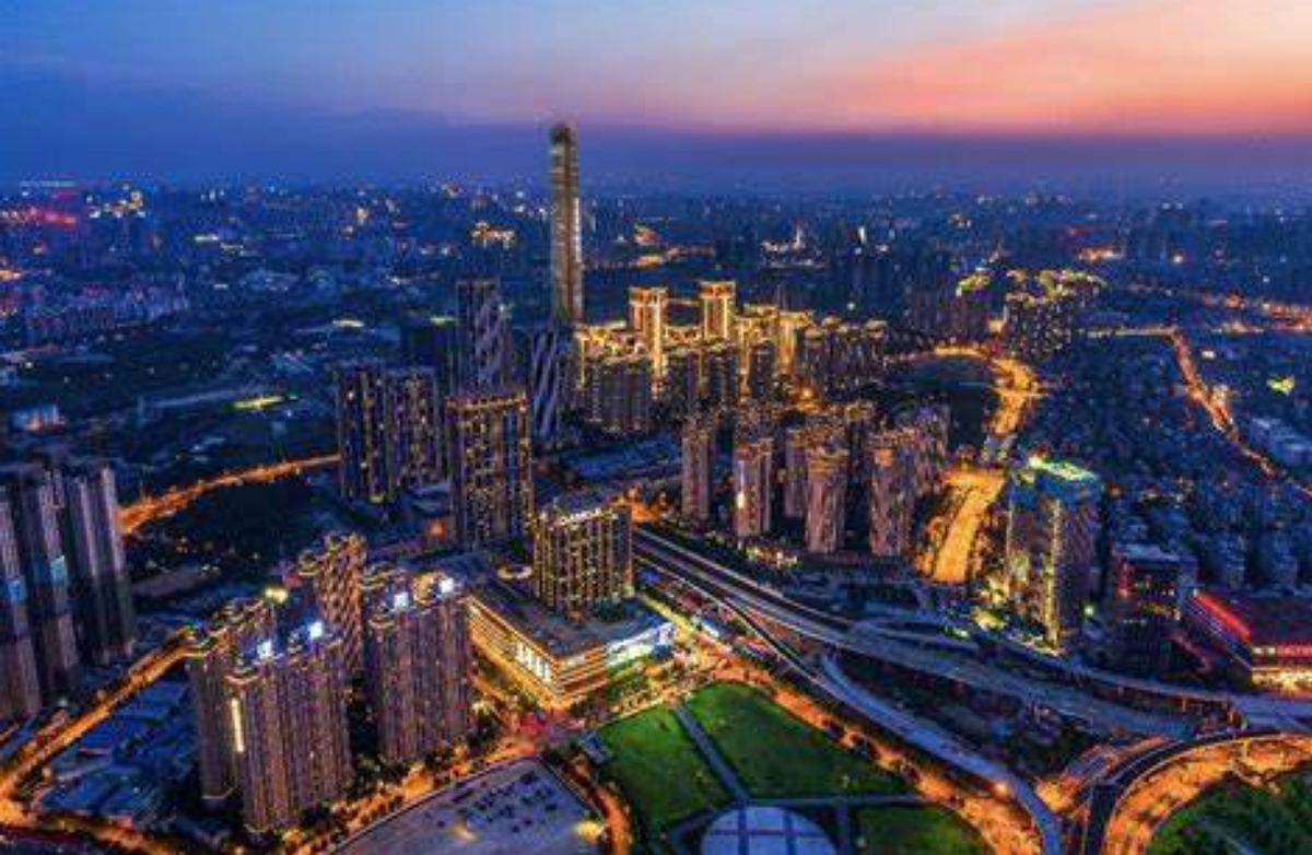 女大学生失踪12年后，她出现在母校废弃房……