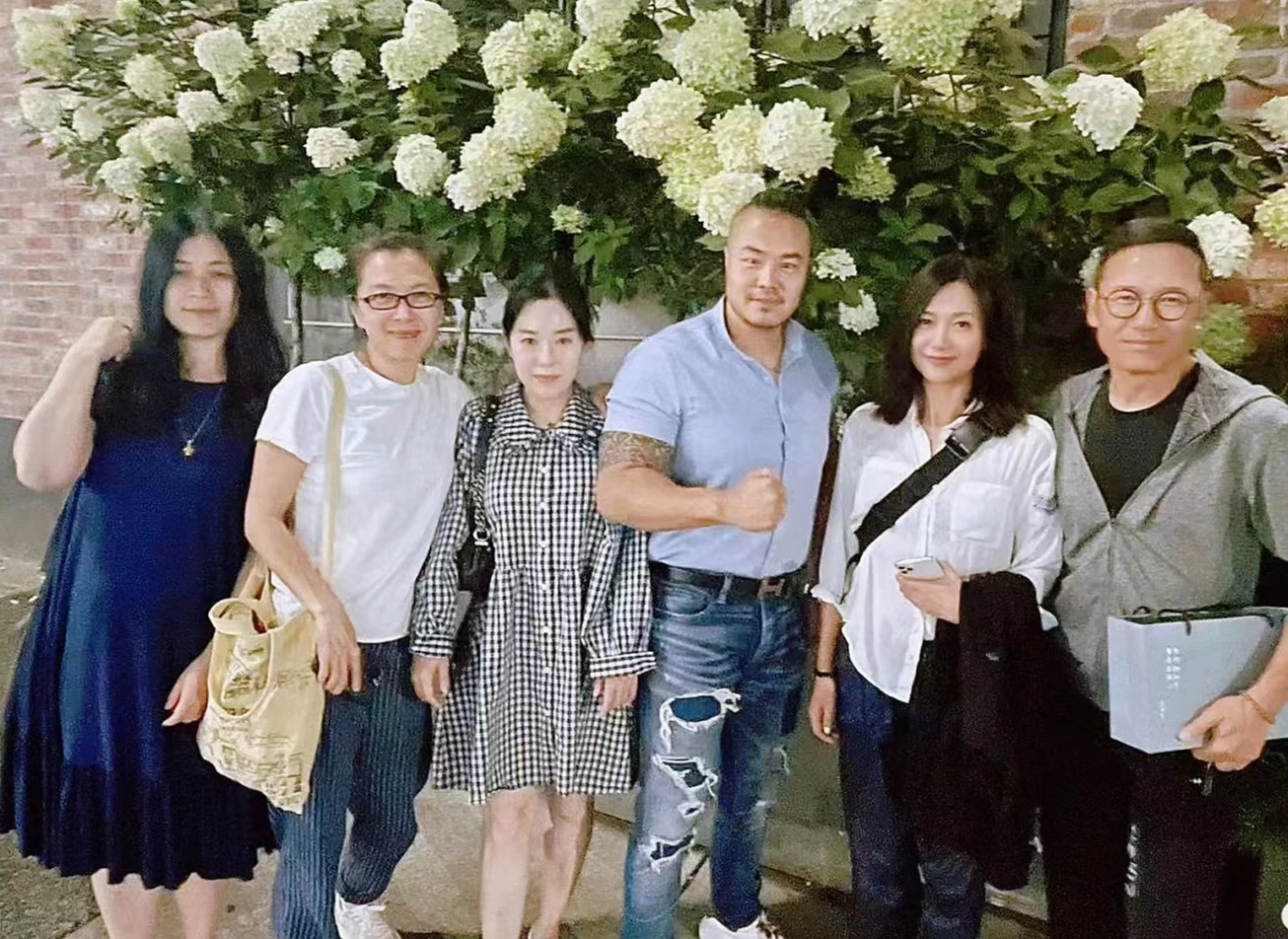 徐静蕾加拿大与苗侨伟夫妇聚会！64岁“杨康”戴耳钉显年轻