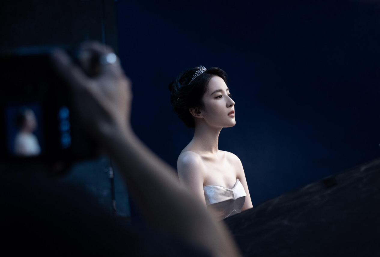 刘亦菲的“侧颜”让我明白，“驼峰鼻”也可以很美