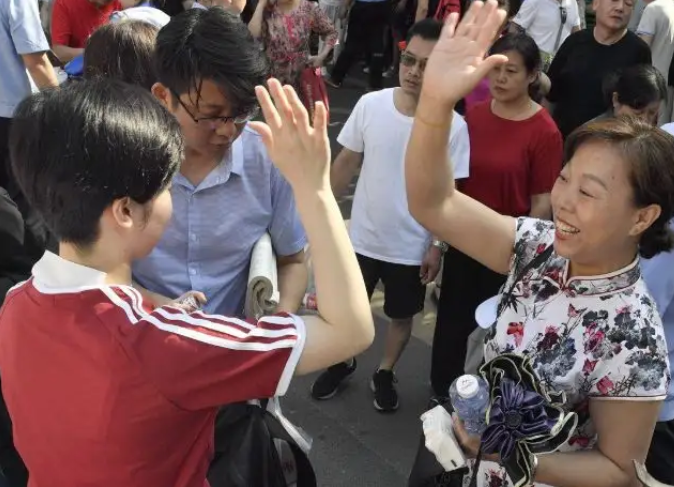 中考和高考当天，家长有必要“全天陪考”吗？机智的家长这样做