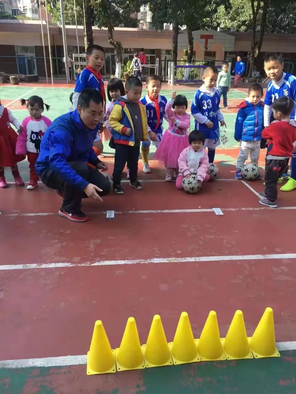 为什么足球比赛带孩子入场(少年中国｜“足球能让孩子放下手机，也能成为学习的好伙伴”)