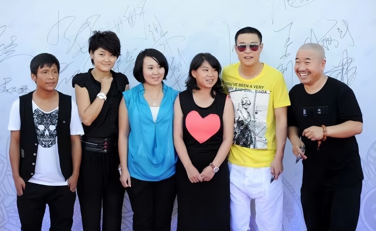 小沈阳老婆太贤惠,穿睡裙出席活动妆都不化,这原生态好真实