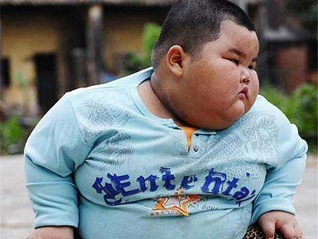 河北小伙胸口顶着200多斤肉球,体重500斤,吃喝拉撒在床上解决