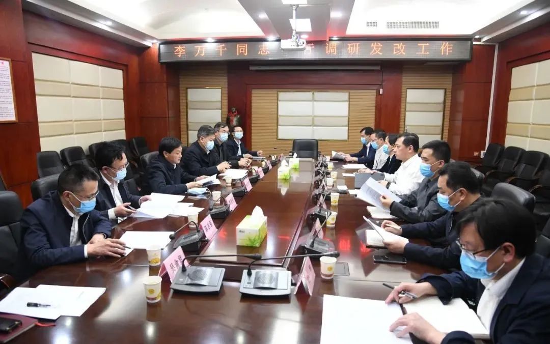 李万千在市财政局市发改委市工信局调研