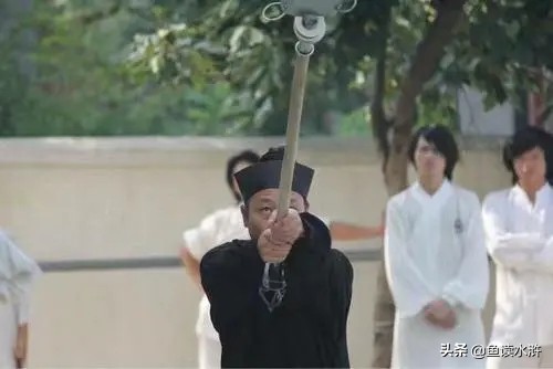 禅杖、方便铲还是长棒，鲁智深使用的究竟是什么样的兵器？