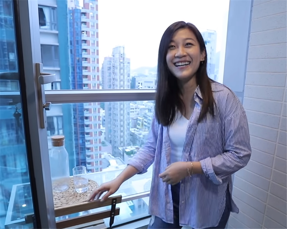 一对香港26岁小夫妻，住进19㎡双阳台“纳米楼”，蜗居真的太逼仄