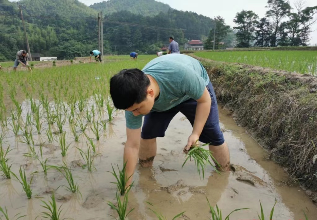 潭溪镇长铺村：党建领航心系群众所盼，奋楫争先厚植为民情怀