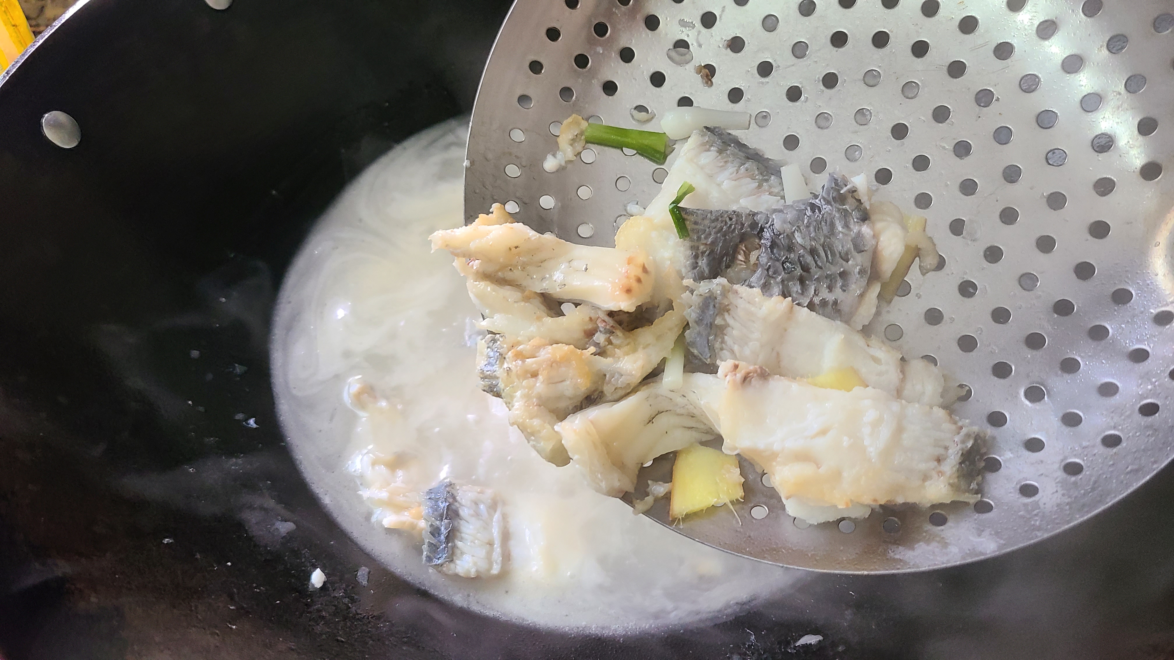 葱油鱼片，广东出了名的美食，老厨师教你做出来，简单好吃
