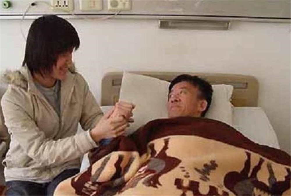 高考763分考上武大，背着瘫痪父亲上学的黄来女，后来怎么样了？