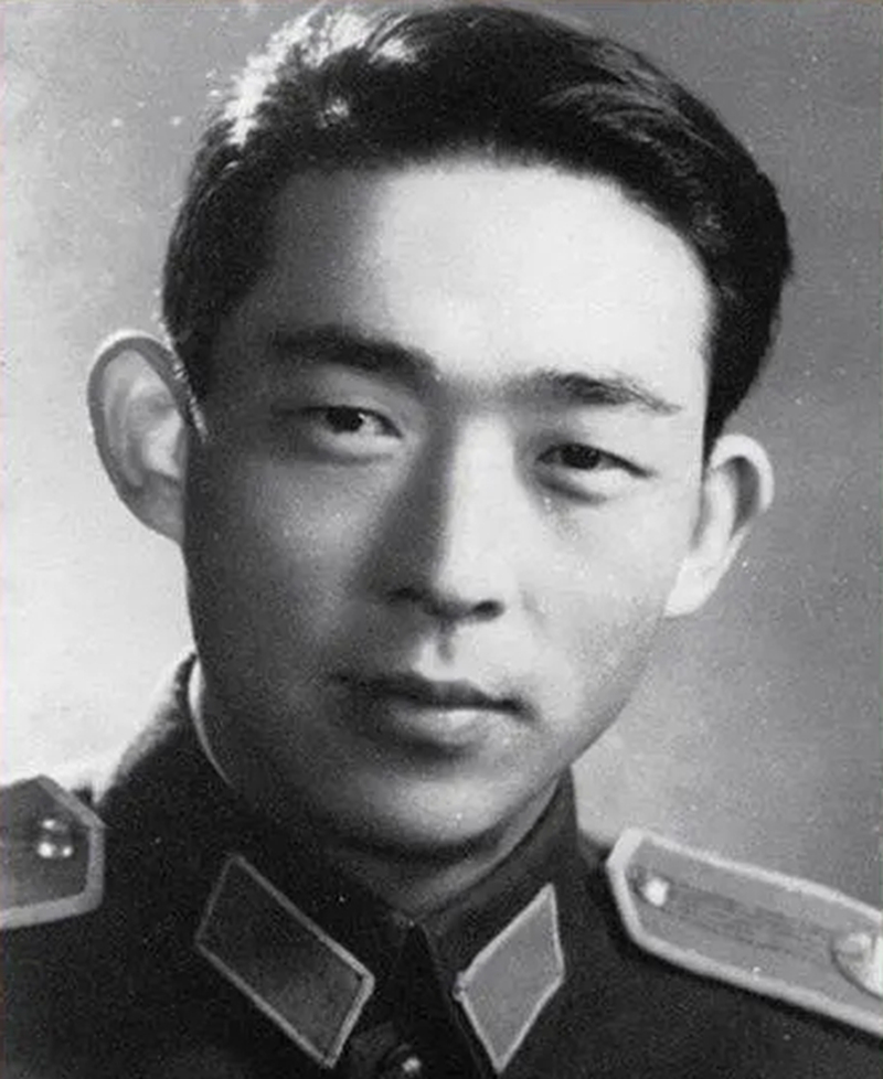 他在《东进序曲》有台词“要猛要吹冲锋号”，《佩剑将军》演刘峙