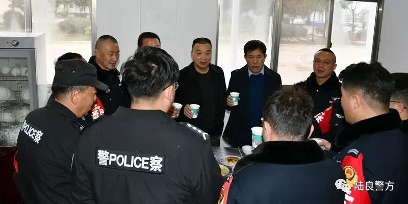 虎年除夕夜，陆良县人民政府副县长、县公安局局长毕磊深入基层看望慰问民辅警