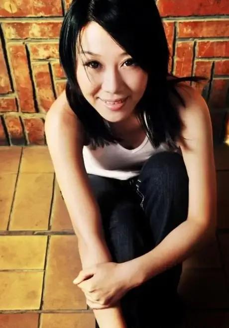 付丽：14岁参军，25岁辞职，26岁出专辑，30岁死于快递之手，为何