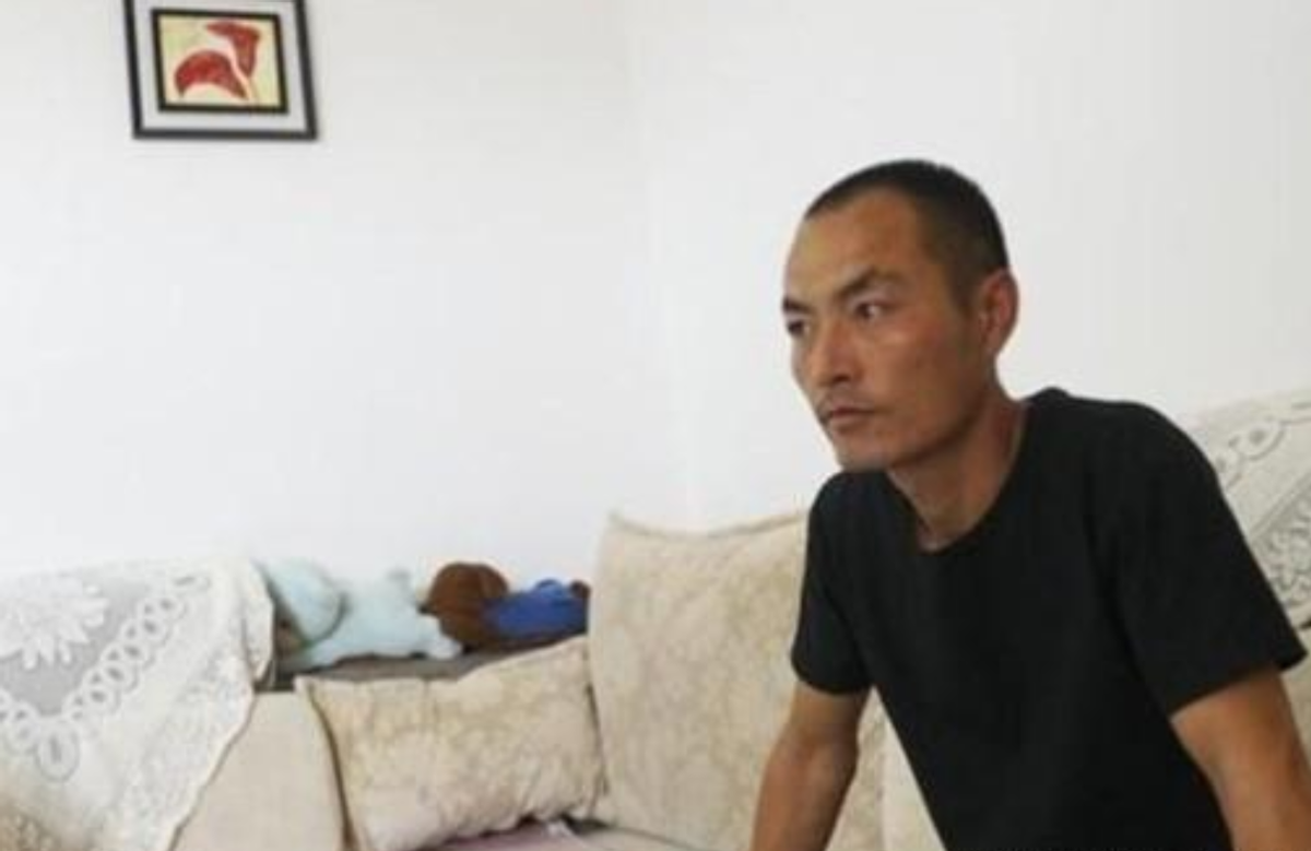 23年前，河南夫妻生下龙凤四胞胎没钱抚养，如今有车有房幸福美满