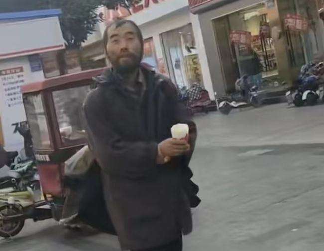 高考800多分！人大毕业今流浪街头，家人：他扔掉手机全国溜达