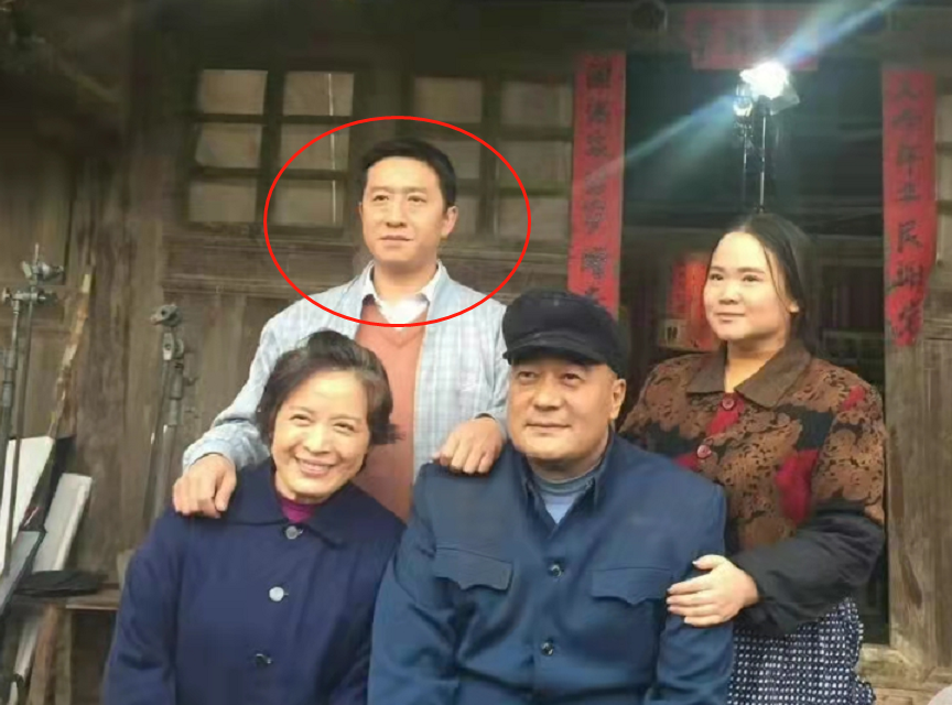 电影明星沦为阶下囚！诈骗130万被判11年，穿囚服被押往犯罪现场