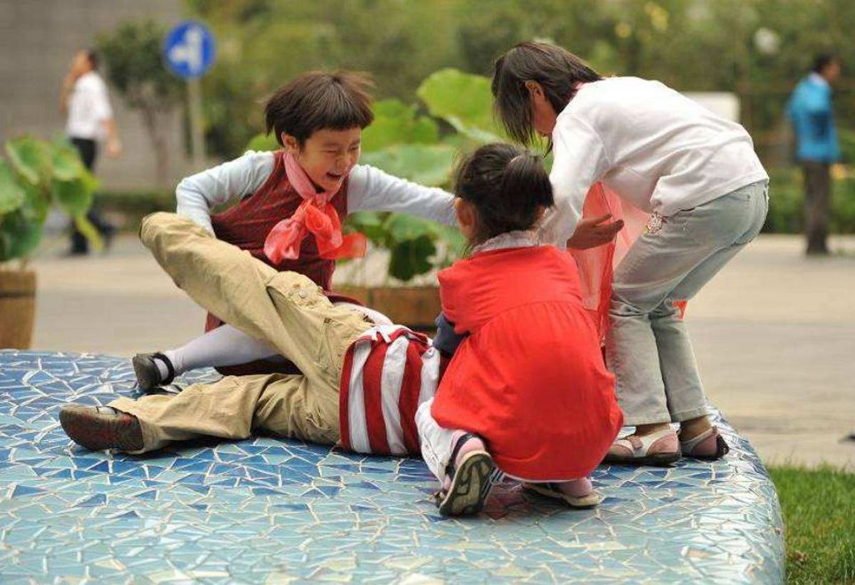 儿子在学校被打，爸爸的处理方法尽显高情商，果然“人外有人”