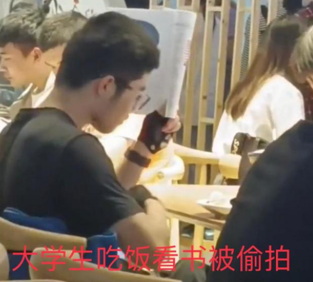 安徽一男大学生在食堂学习，评论区却充满嘲讽，努力给谁看呢？
