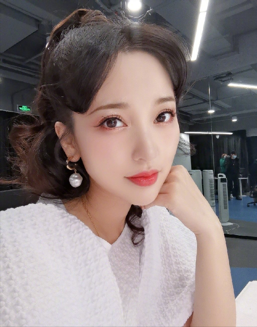 网曝金莎确诊新冠，救护车上发朋友圈报平安，工作人员回应证实