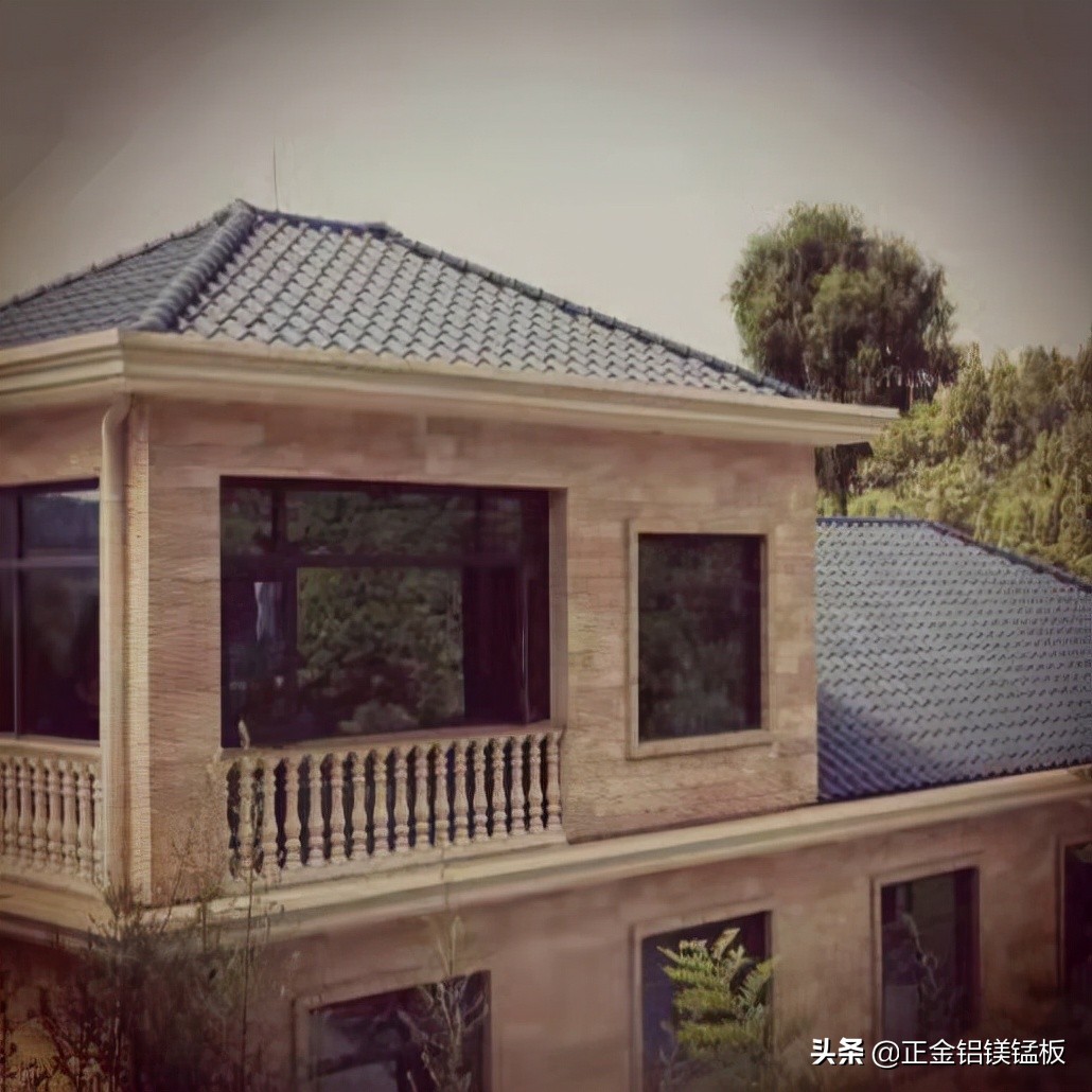 同样是屋面瓦，水泥瓦几年就要翻新，金属瓦能用50年