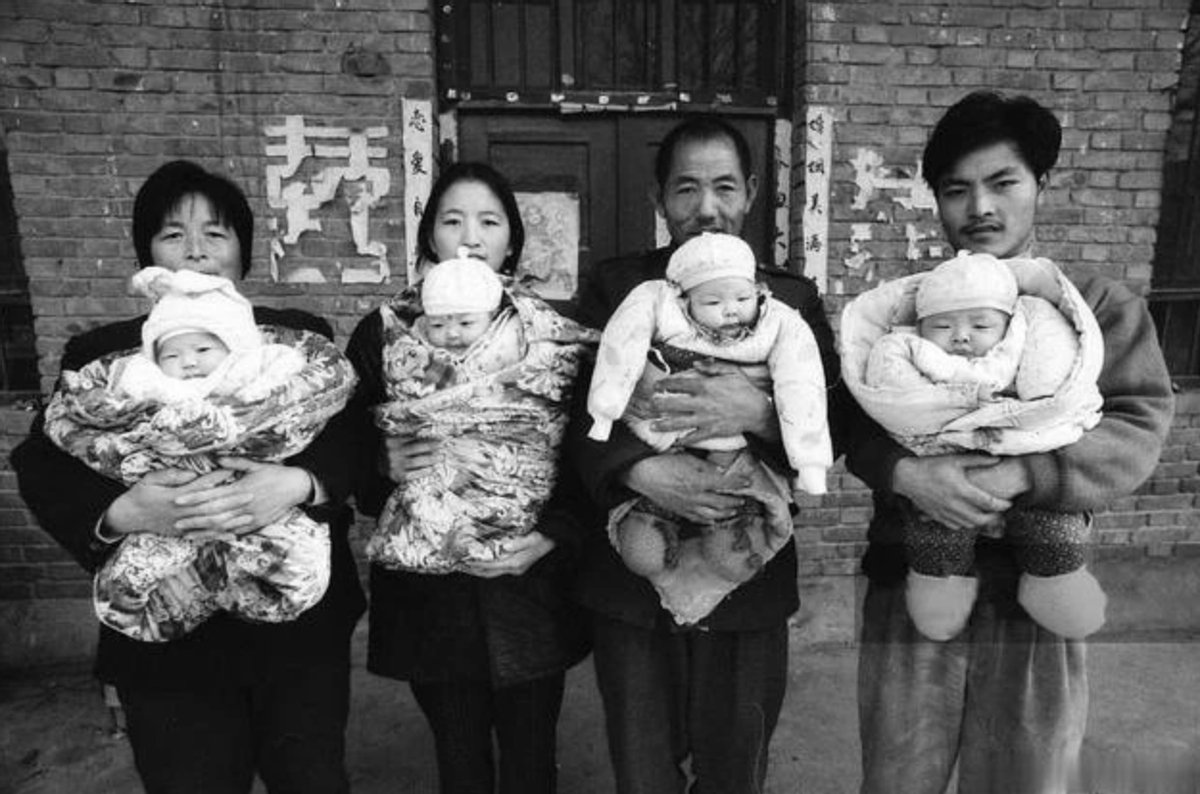 23年前，河南夫妻生下龙凤四胞胎没钱抚养，如今有车有房幸福美满