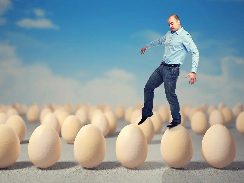 Walk是走,Egg是鸡蛋,Walk on eggs是什么意思?