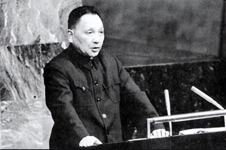 1961年，刘少奇参观毛泽东故居，盯着门匾说：这个字不妥