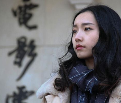 南京一音乐系女学生走红，本以为是深情演唱，却因大长腿引人关注