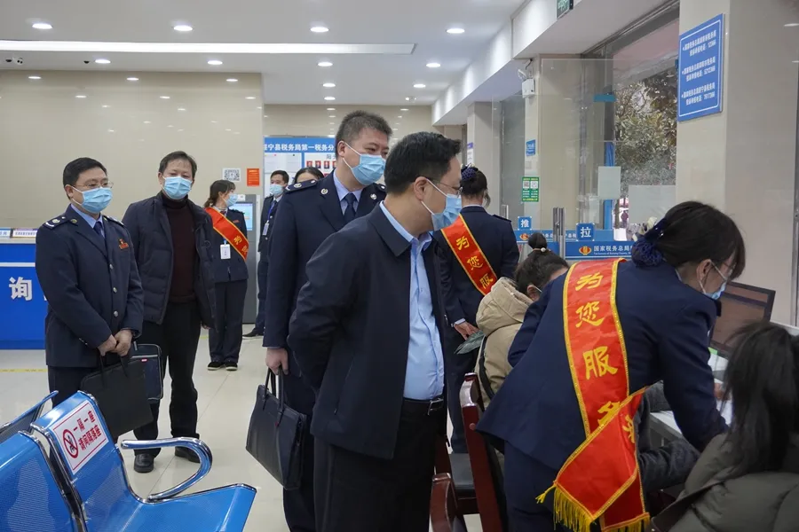 深入基层调研,走访慰问暖心