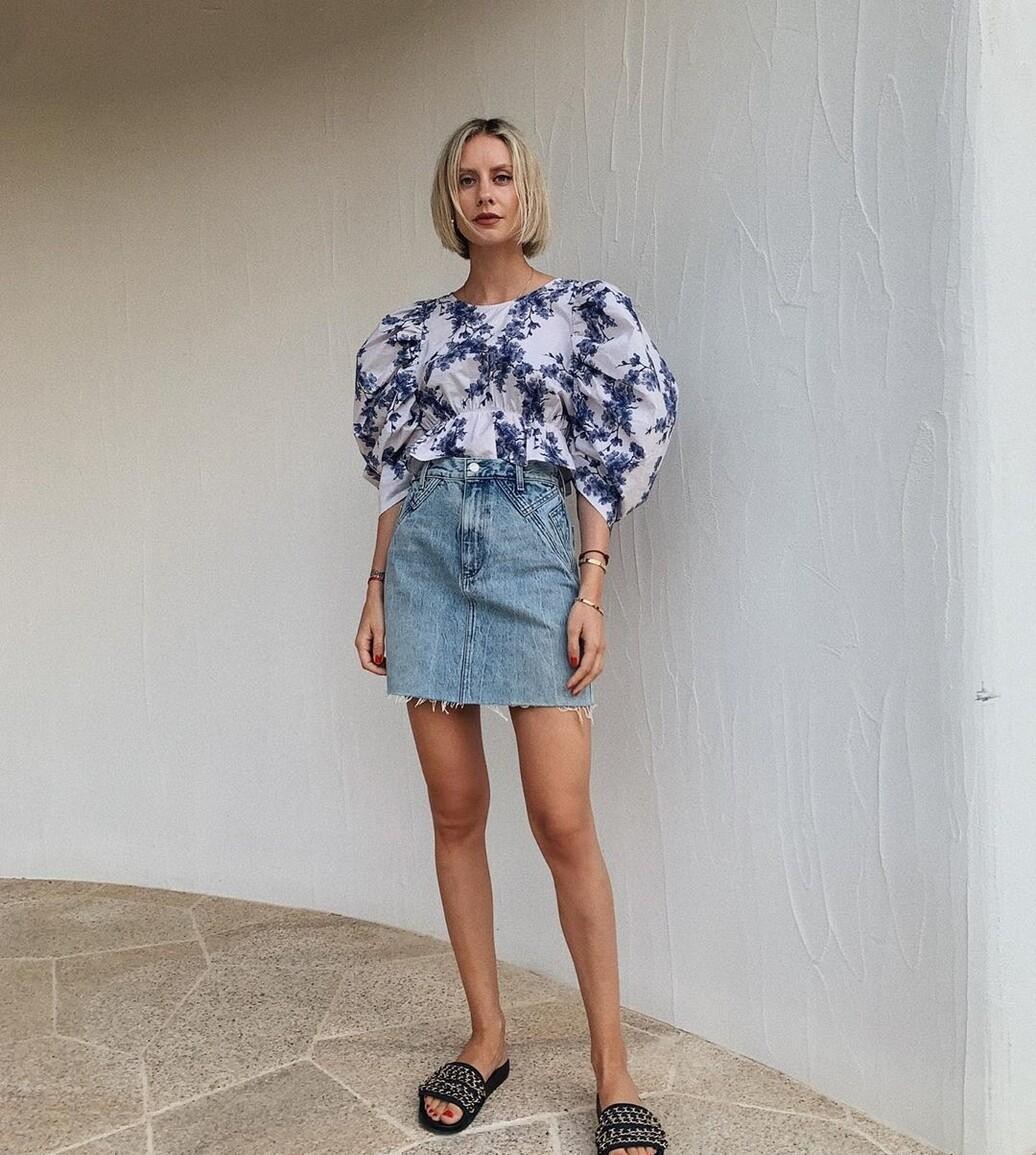 假胯宽女孩也能穿短裙，只要选对了款式，显腿细腿长不在话下