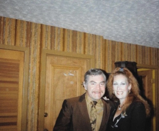 10岁被逼阅遍成人片，参加迷乱派对！美国千金童年惊掉网友下巴