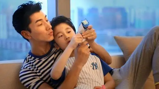 张亮：16岁辍学打工补贴病重父亲，31岁走红后到现在“无处可寻”