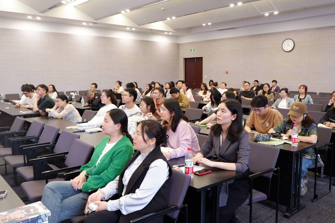 当科幻遇上现实主义 新闻学教授创作科幻小说登上京东图书销售榜｜世界读书日