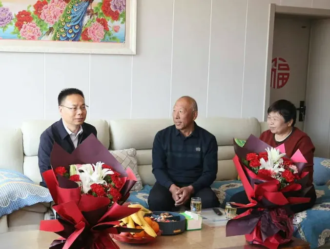 市委书记、市长、市政协主席,看望航天员父母