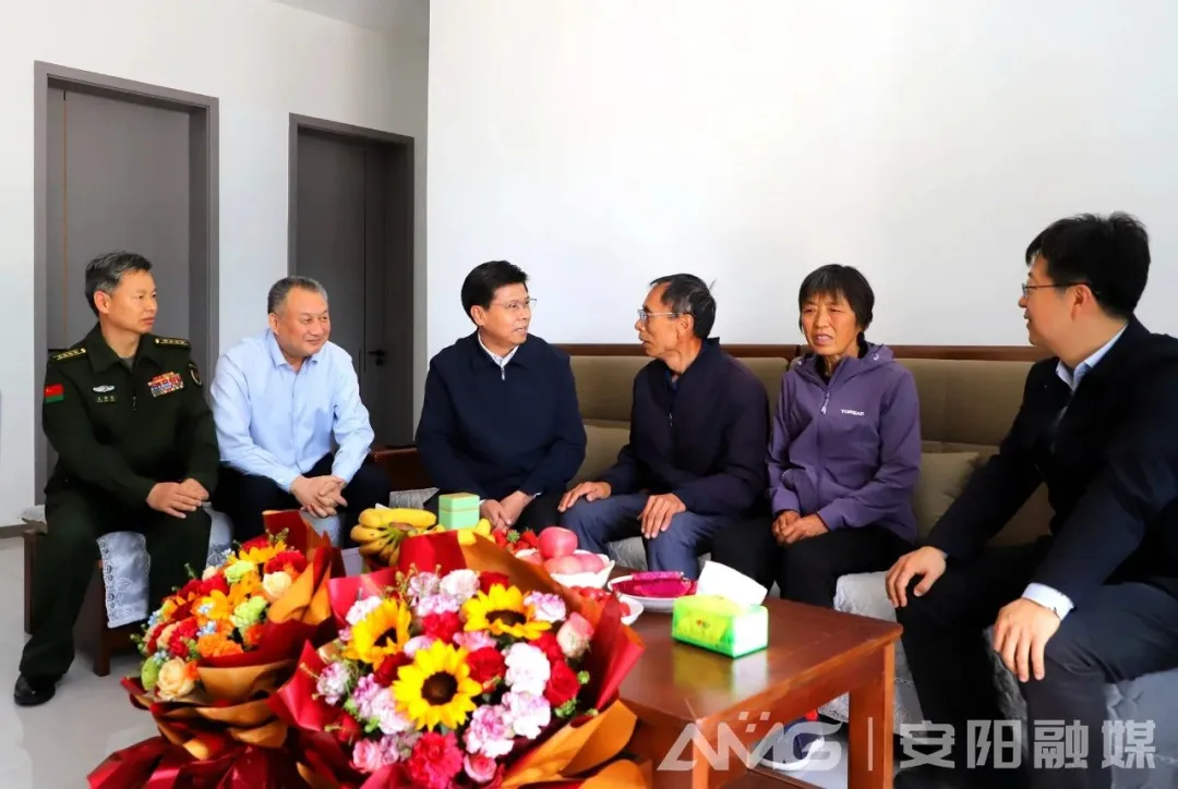 市委书记、市长、市政协主席,看望航天员父母