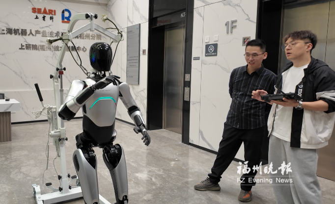 探秘位于福州新区的机器人训练场：人形医疗机器人这样“岗前培训”