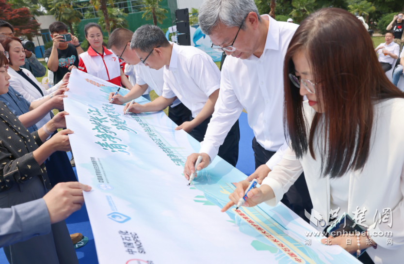 中国石化认养长江江豚并全网征名，助力“清净守护长江”