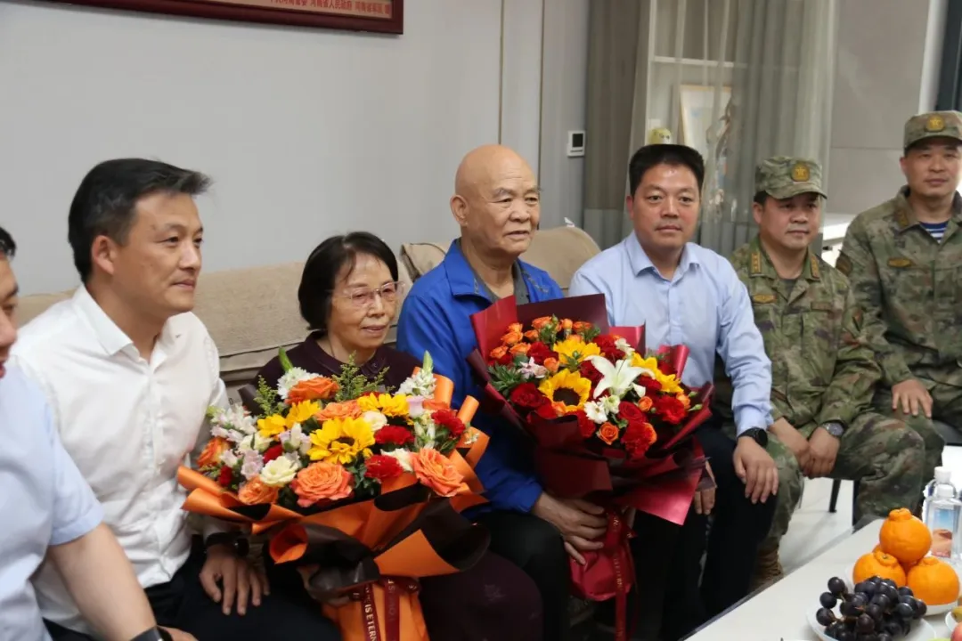 市委书记、市长、市政协主席,看望航天员父母
