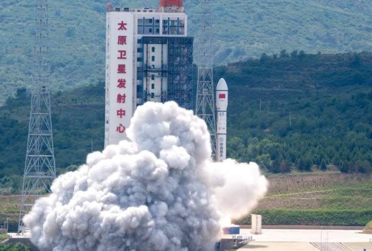 一箭18星，千帆星座亮相2025“中国航天日”，商业航天未来如何改变人类生活？｜海上生明月