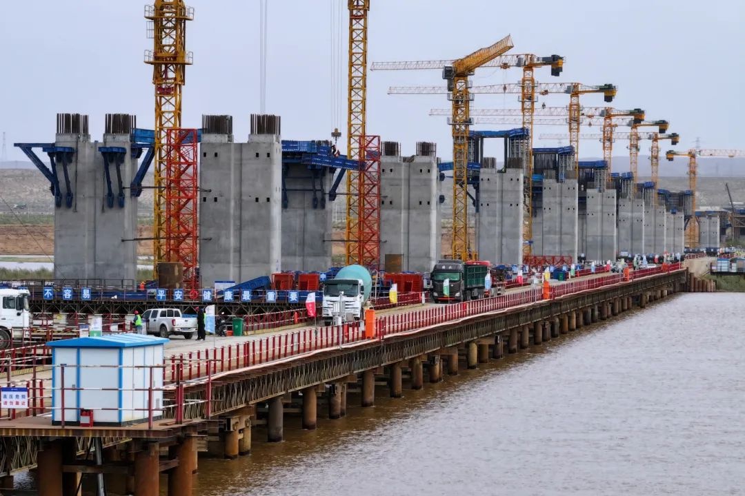 中交二公局磴口黄河大桥项目建设取得重大突破——主桥墩身全面完工转入上部结构施工