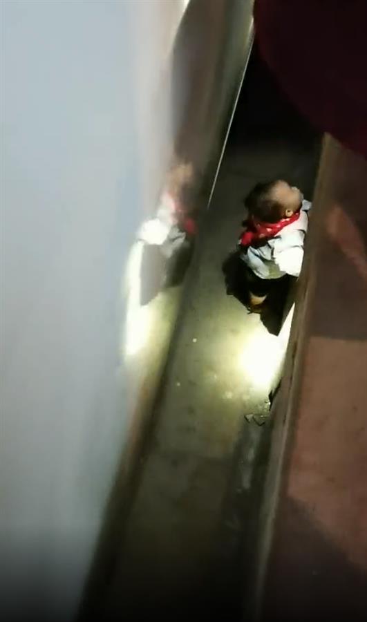 1岁女童掉入列车与站台缝隙，四川彭州南站上演惊心营救
