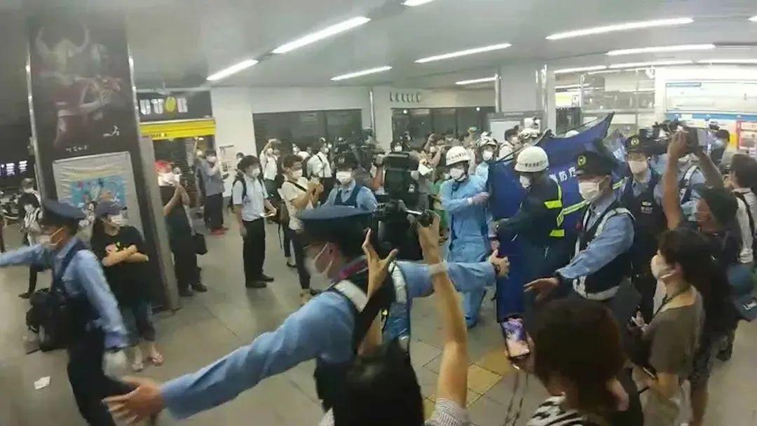 东京电车内扮“小丑”纵火伤人，嫌犯承认模仿类似事件：“想死但不能一个人死”