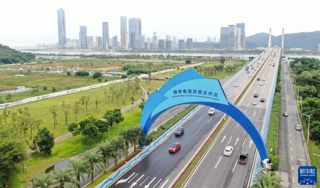 “时与势在我们一边”——以习近平同志为核心的党中央推动增进中国经济发展新优势述评