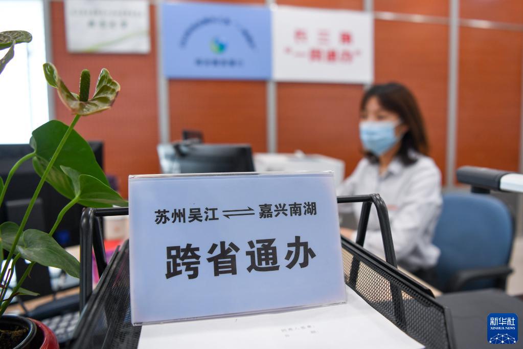 “时与势在我们一边”——以习近平同志为核心的党中央推动增进中国经济发展新优势述评