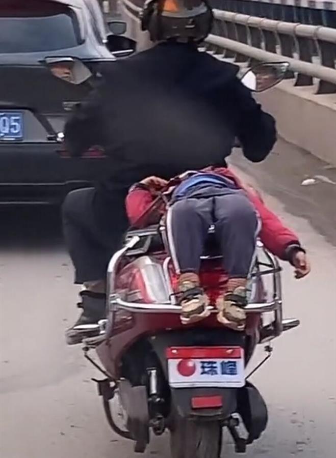 前面站一个后座捆一个，重庆一男子如此骑车带娃令人揪心